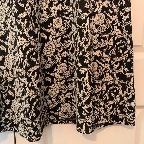 Tapestry Empire Waist Maternity Dress - Picture 6 of 7